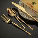 Jogo de talheres em aço inox com acabamento dourado